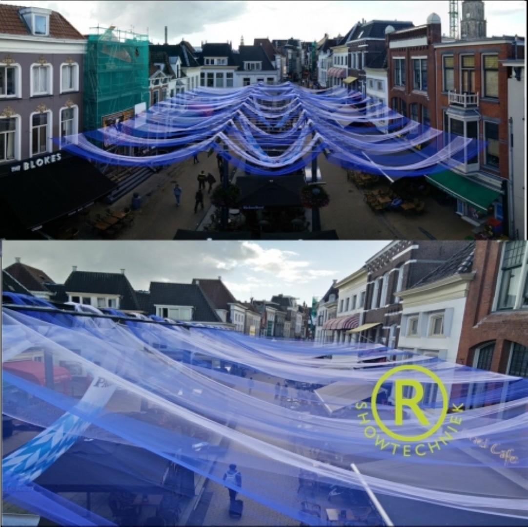 tule doek blauw 20 x 1,35 meter met twee tunnels