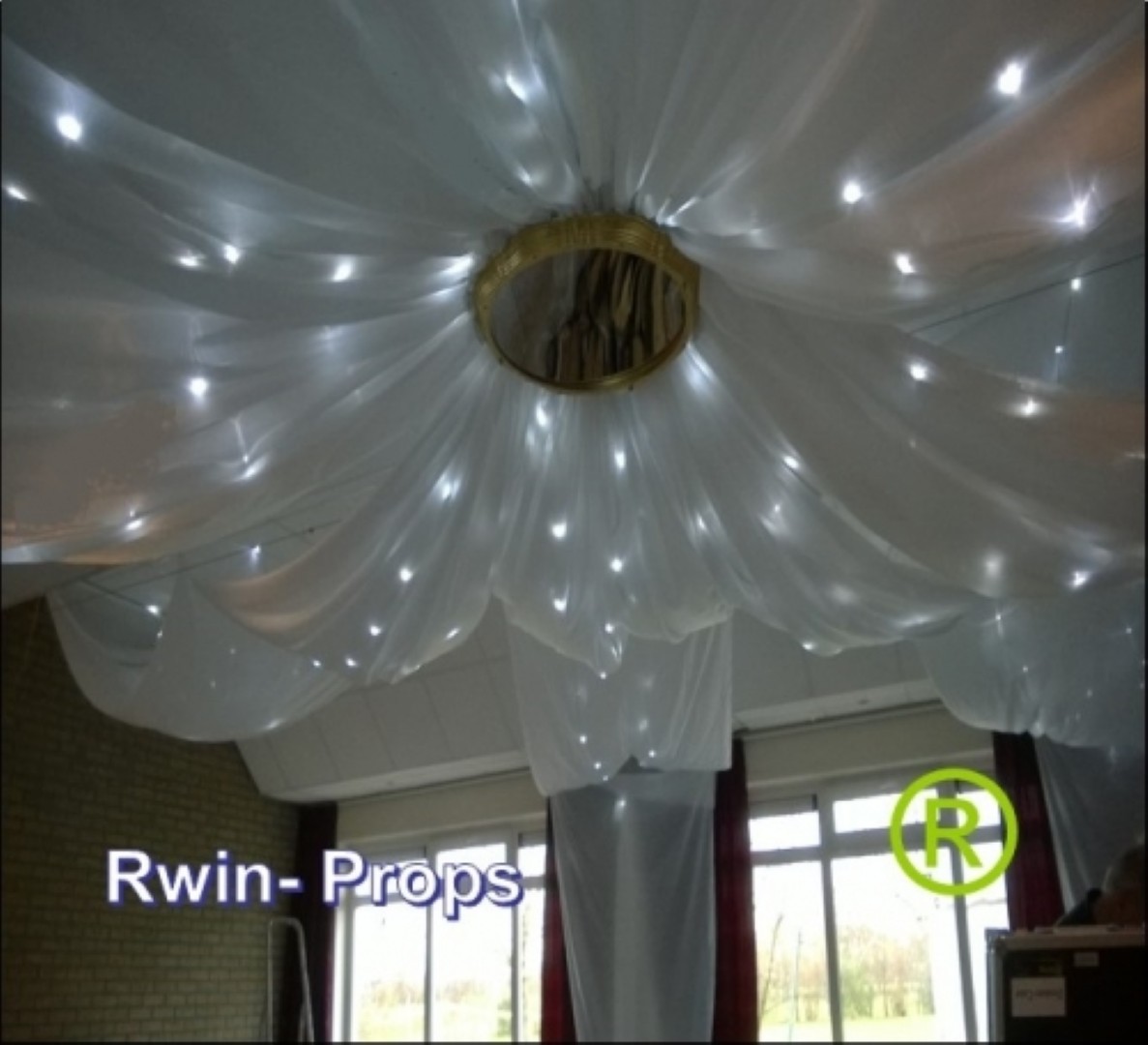 Gedrapeerd plafond wit 8 banen met verlichting huren