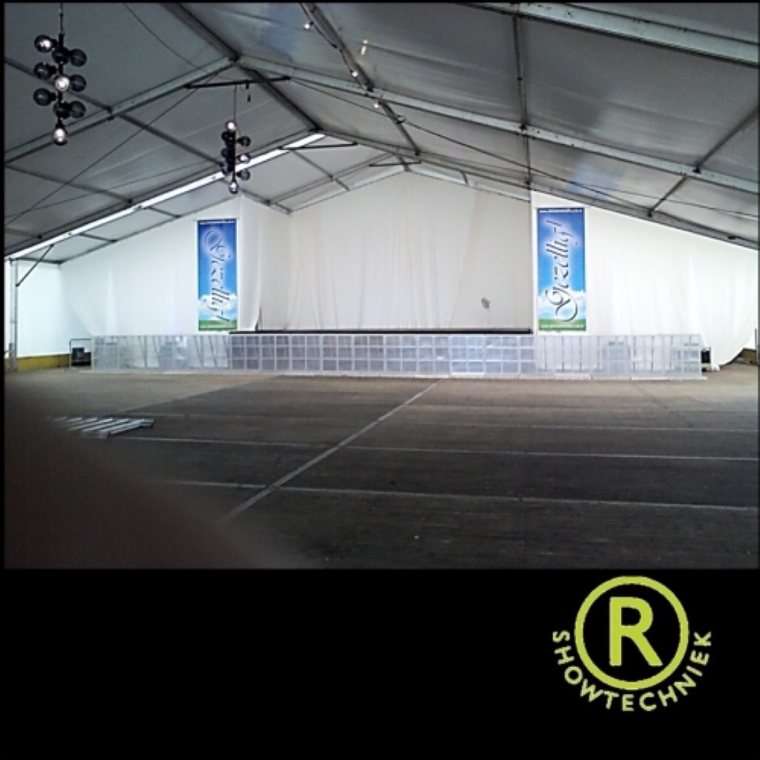 Witte doekenwanden bij podium afdichting in tent verhuur