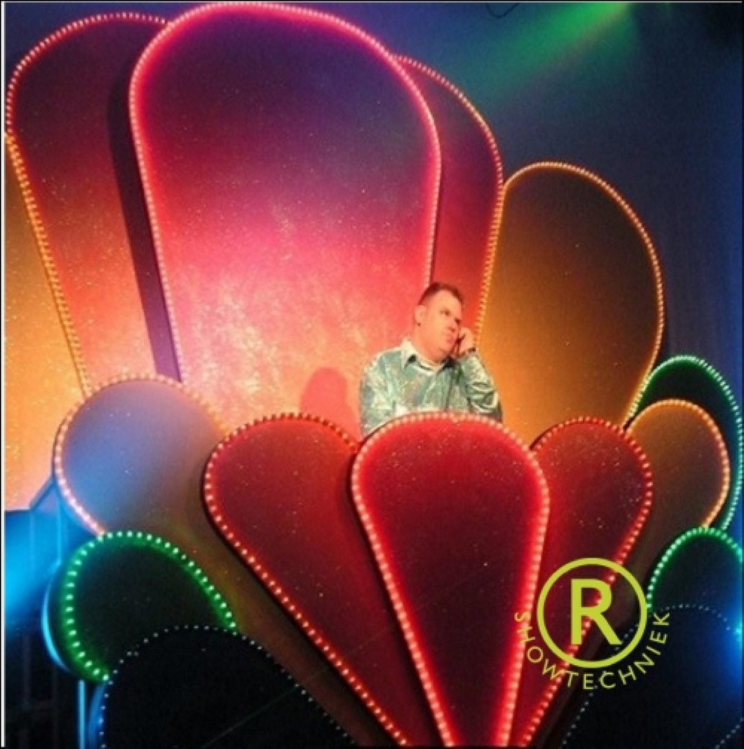 DJ Booth Wings verhuur Regenboog Decor