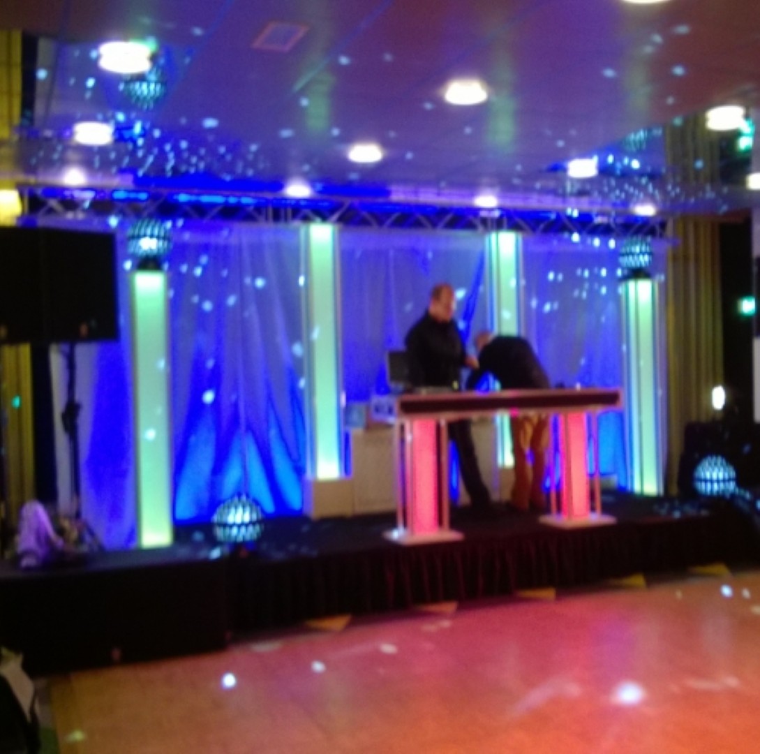 DJ-booth LED zuilen verhuur