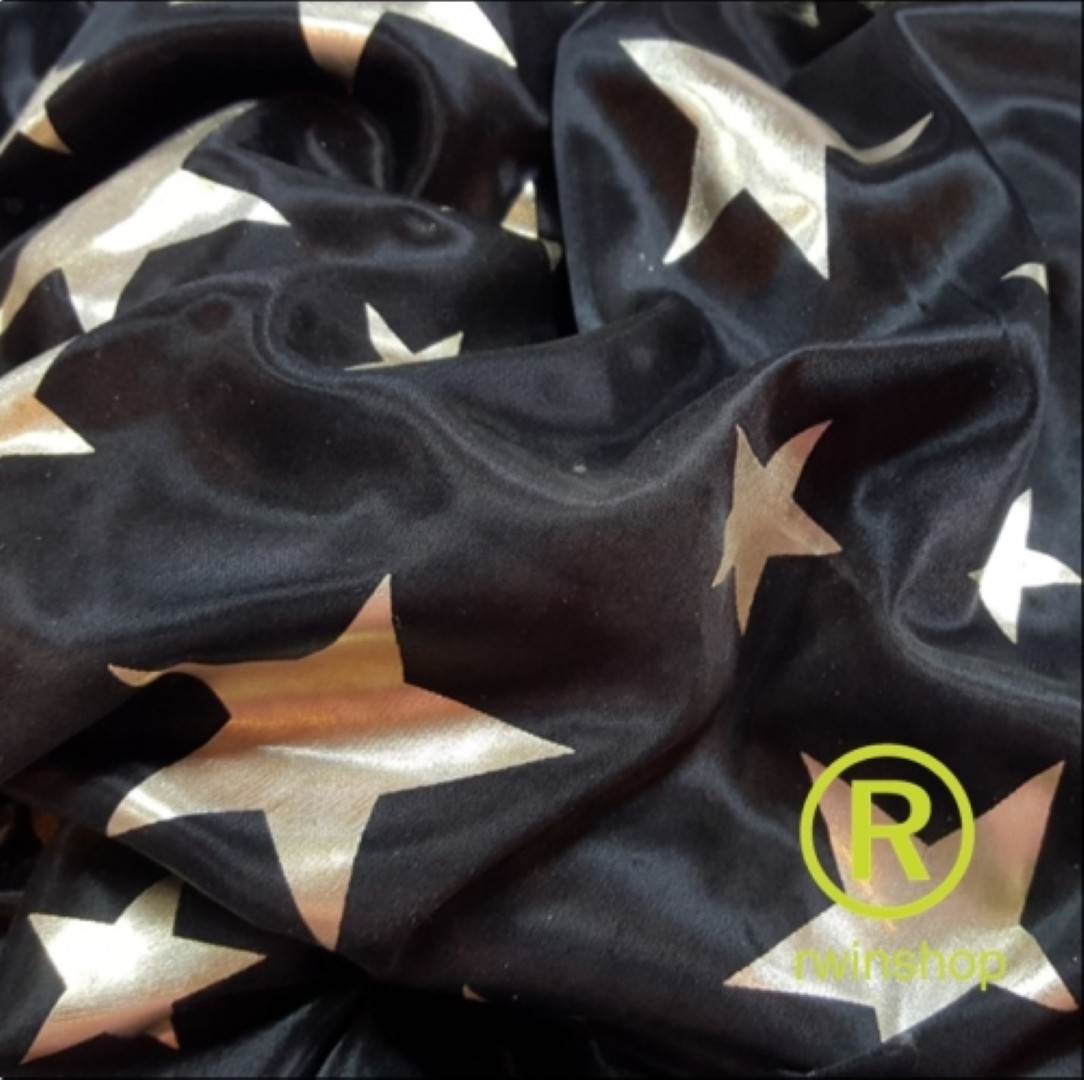 Sterrendoek 130 cm breed per meter Zwartdoek met goudkleurige sterren