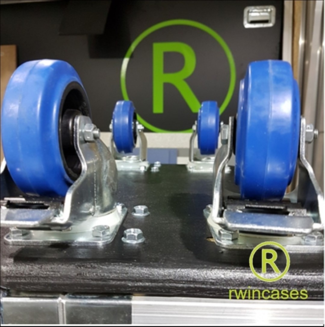 Midas32R Case met vak achter de tafel