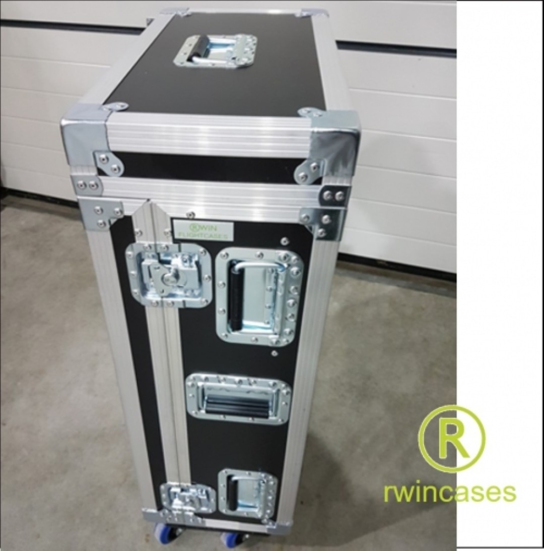 Midas32R Case met vak achter de tafel