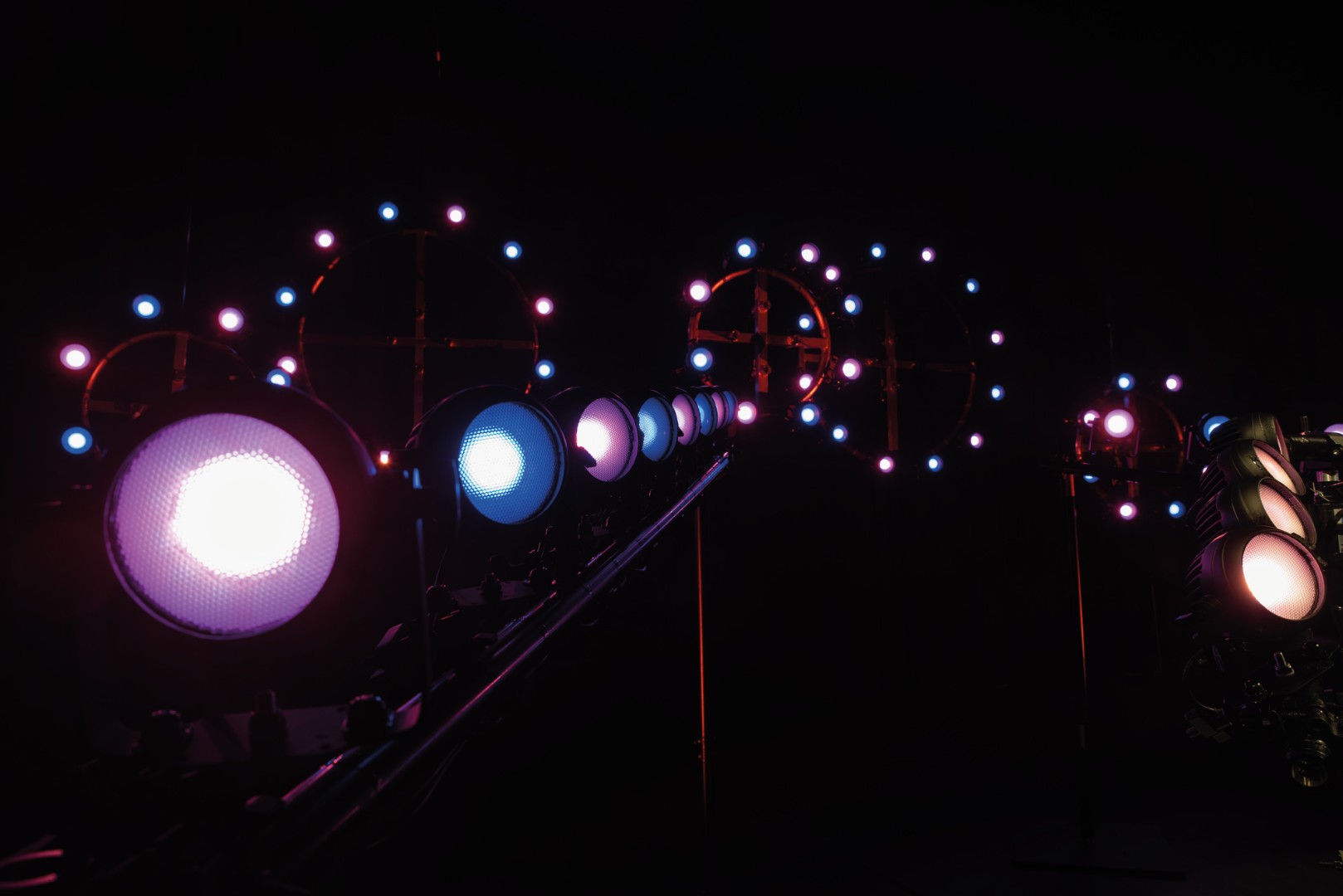 Stage Blinder FLEX Blaze Single Pod 100 W LED Blinder Pod met tungsten en RGB Blaze Effect