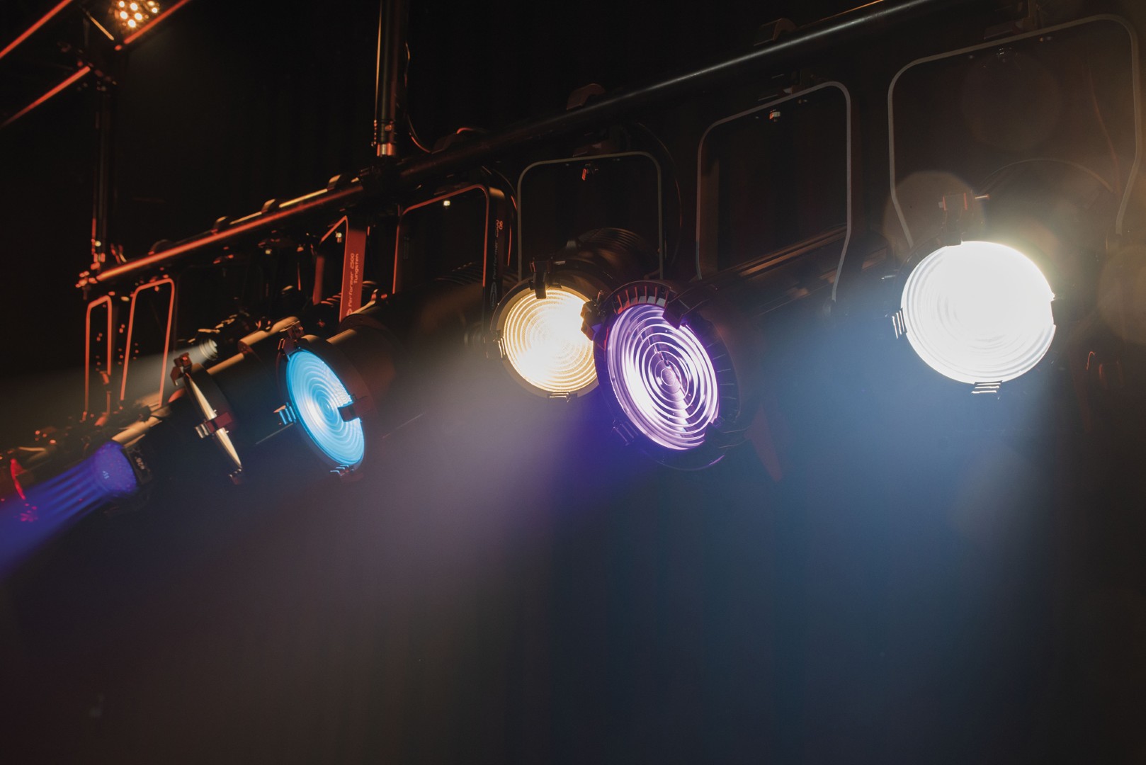 Performer 2000 RGBAL Compacte 240 W RGBAL theater LED Fresnel