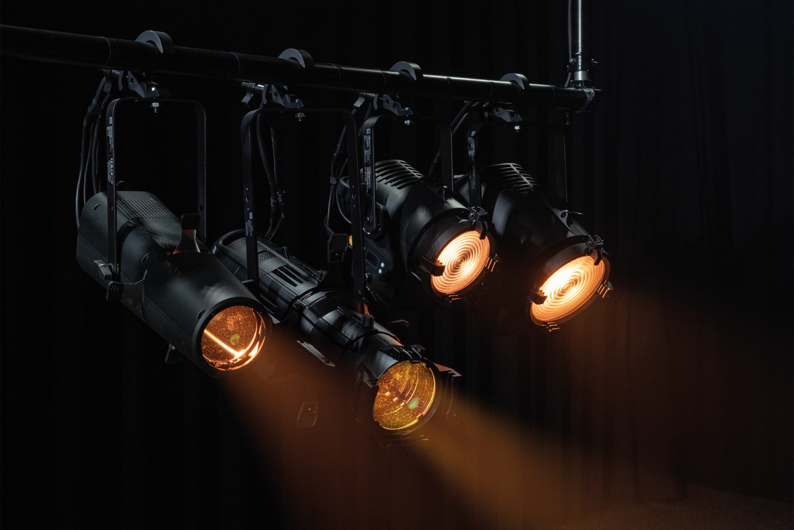 Performer Profile Zoom 150 Q6 150 W RGBACL Theater-LED