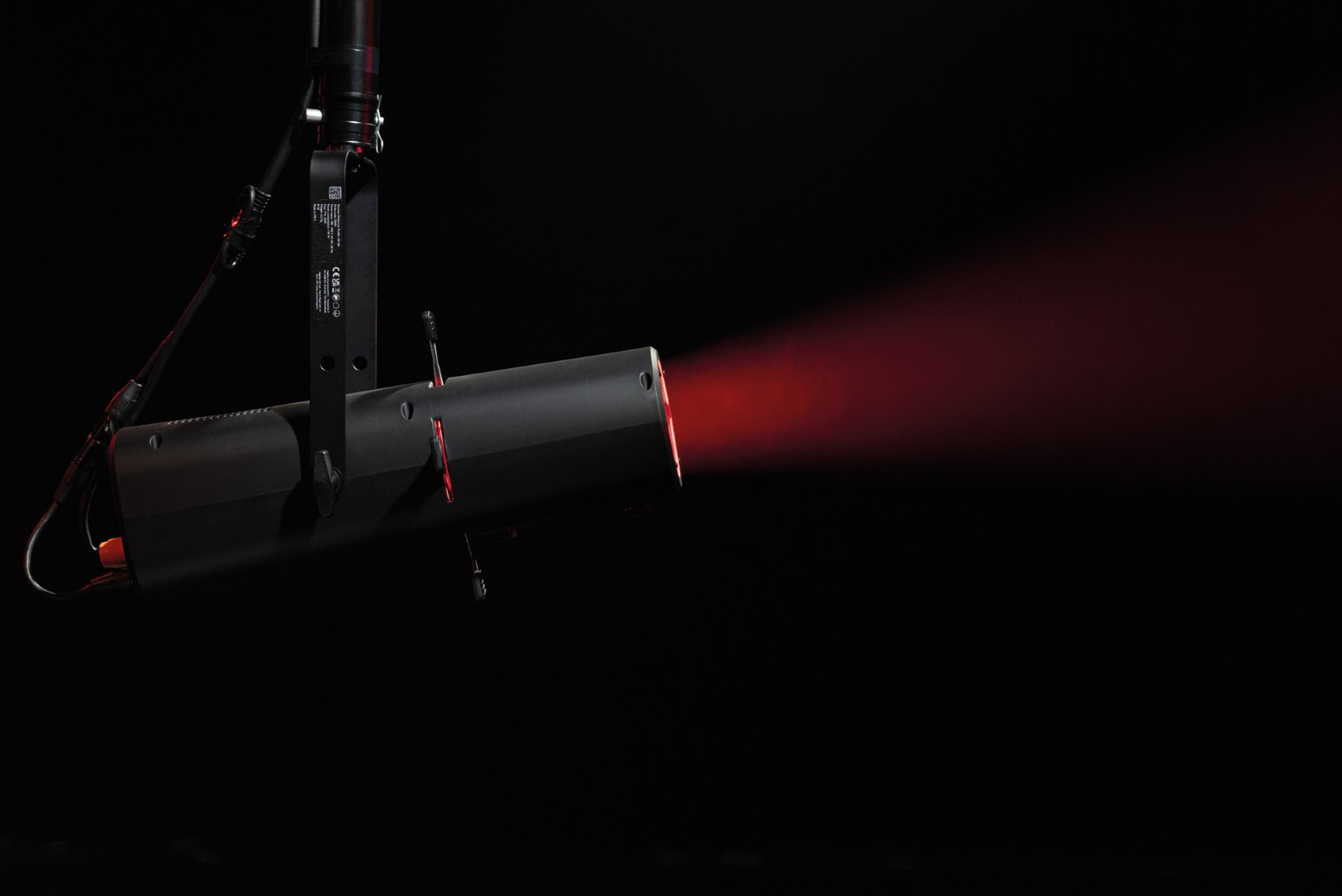 Performer Profile Zoom 150 Q6 150 W RGBACL Theater-LED