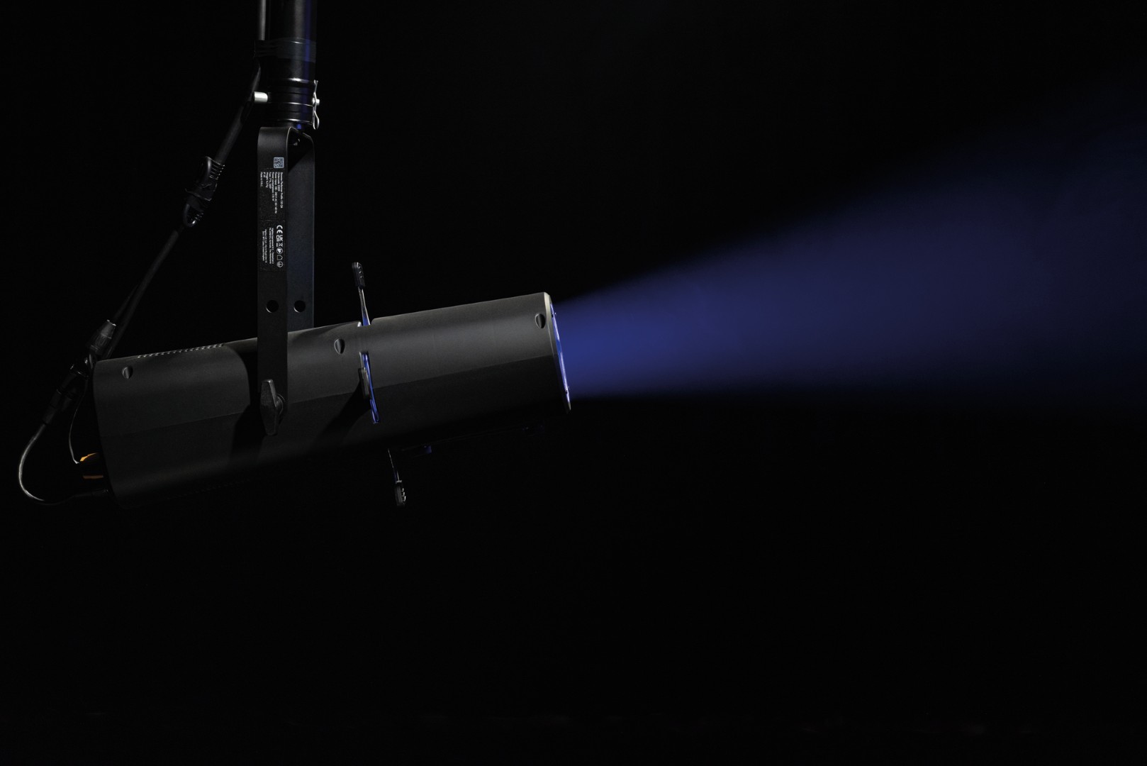 Performer Profile Zoom 150 Q6 150 W RGBACL Theater-LED
