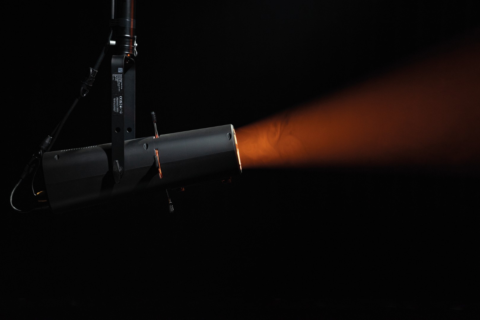 Performer Profile Zoom 150 Q6 150 W RGBACL Theater-LED