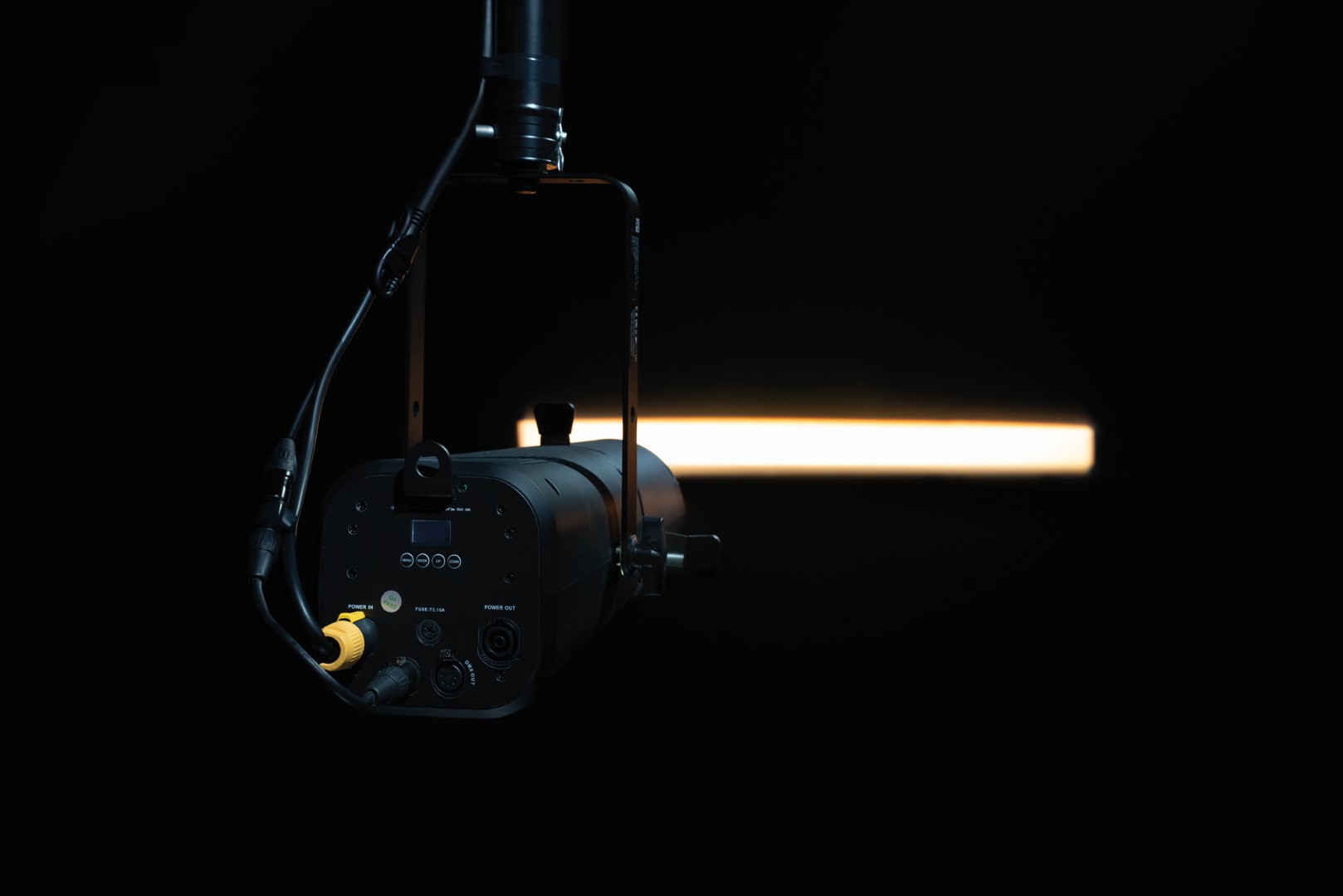Performer Profile Zoom 150 Q6 150 W RGBACL Theater-LED