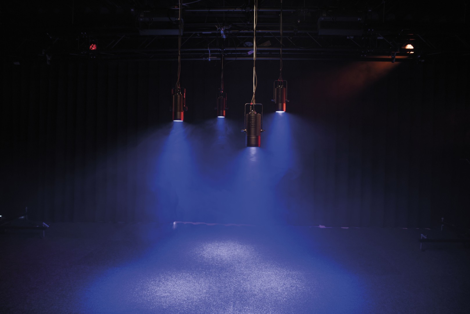 Performer Pendant 75 Q6 70 W RGBALC LED Fresnel