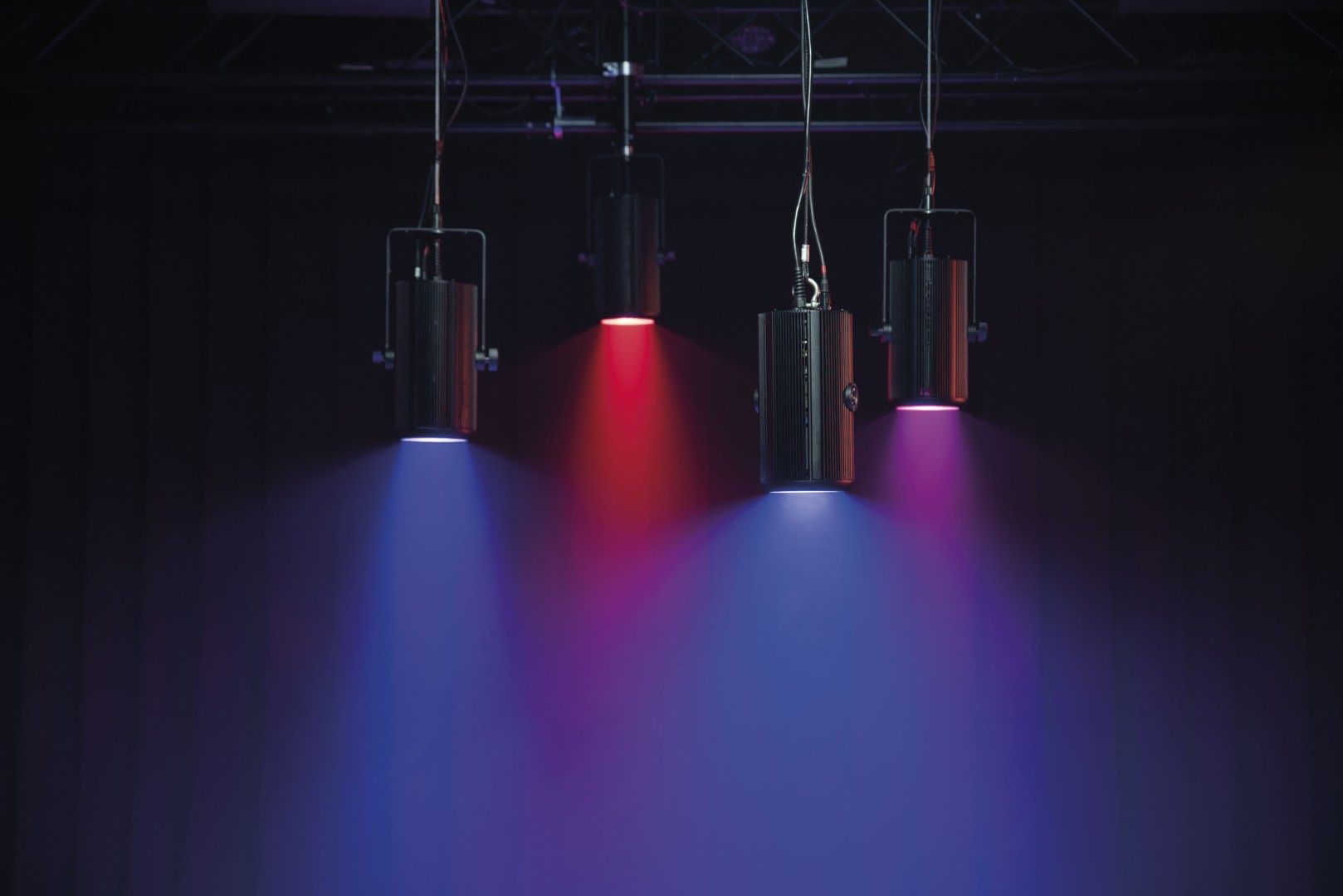 Performer Pendant 150 Q6 150 W RGBALC House Light LED Fresnel
