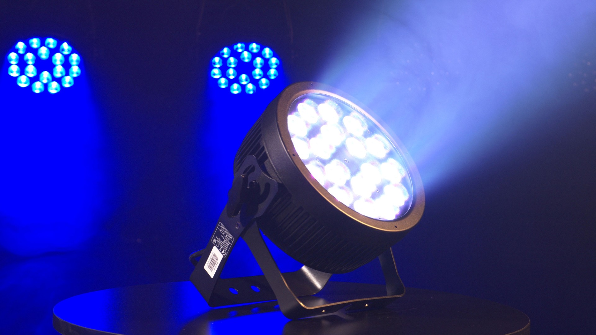 Compact Par 18 Q4 18x 7 W RGBW LED Par - zwart