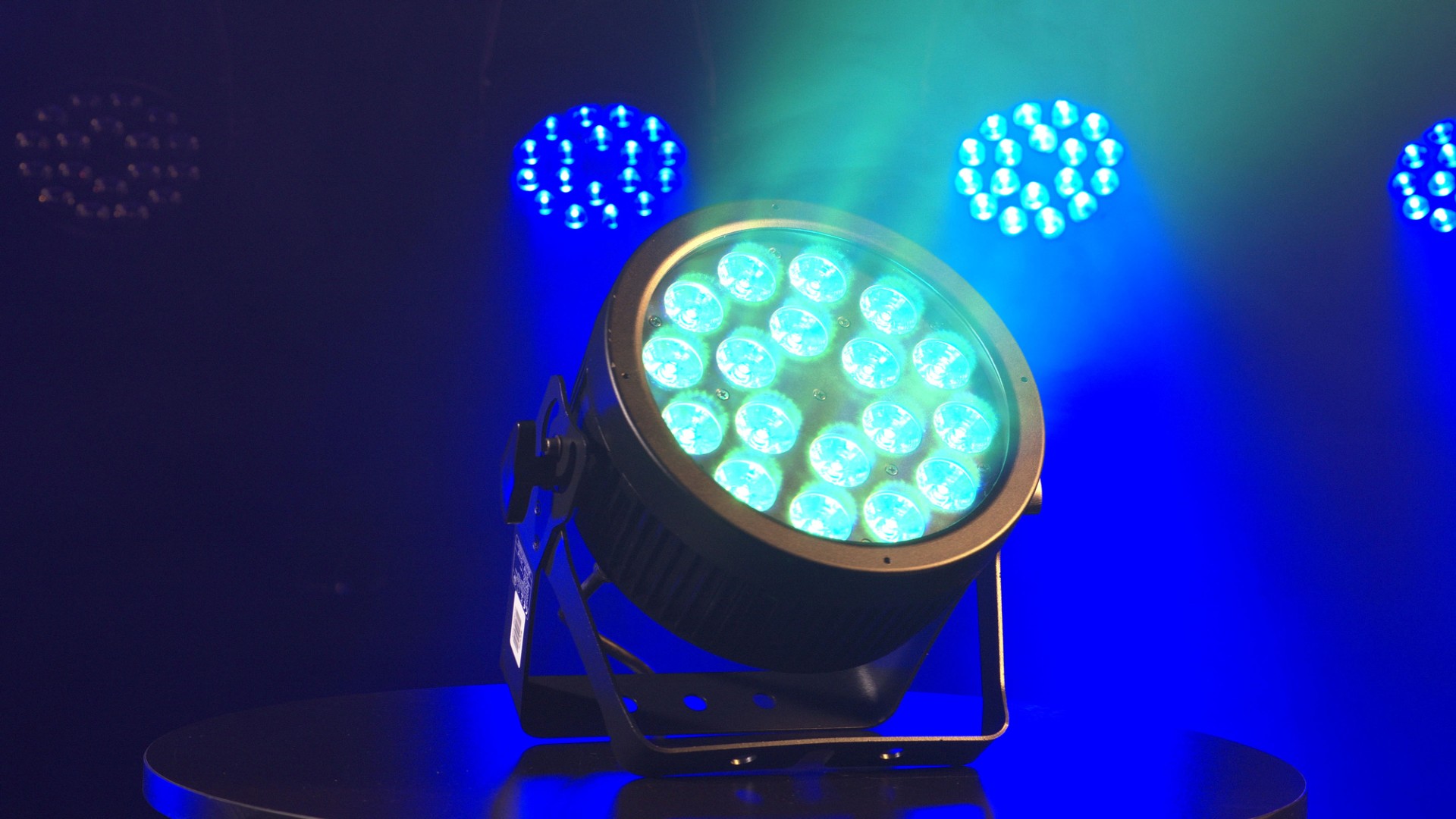 Compact Par 18 Q4 18x 7 W RGBW LED Par - zwart