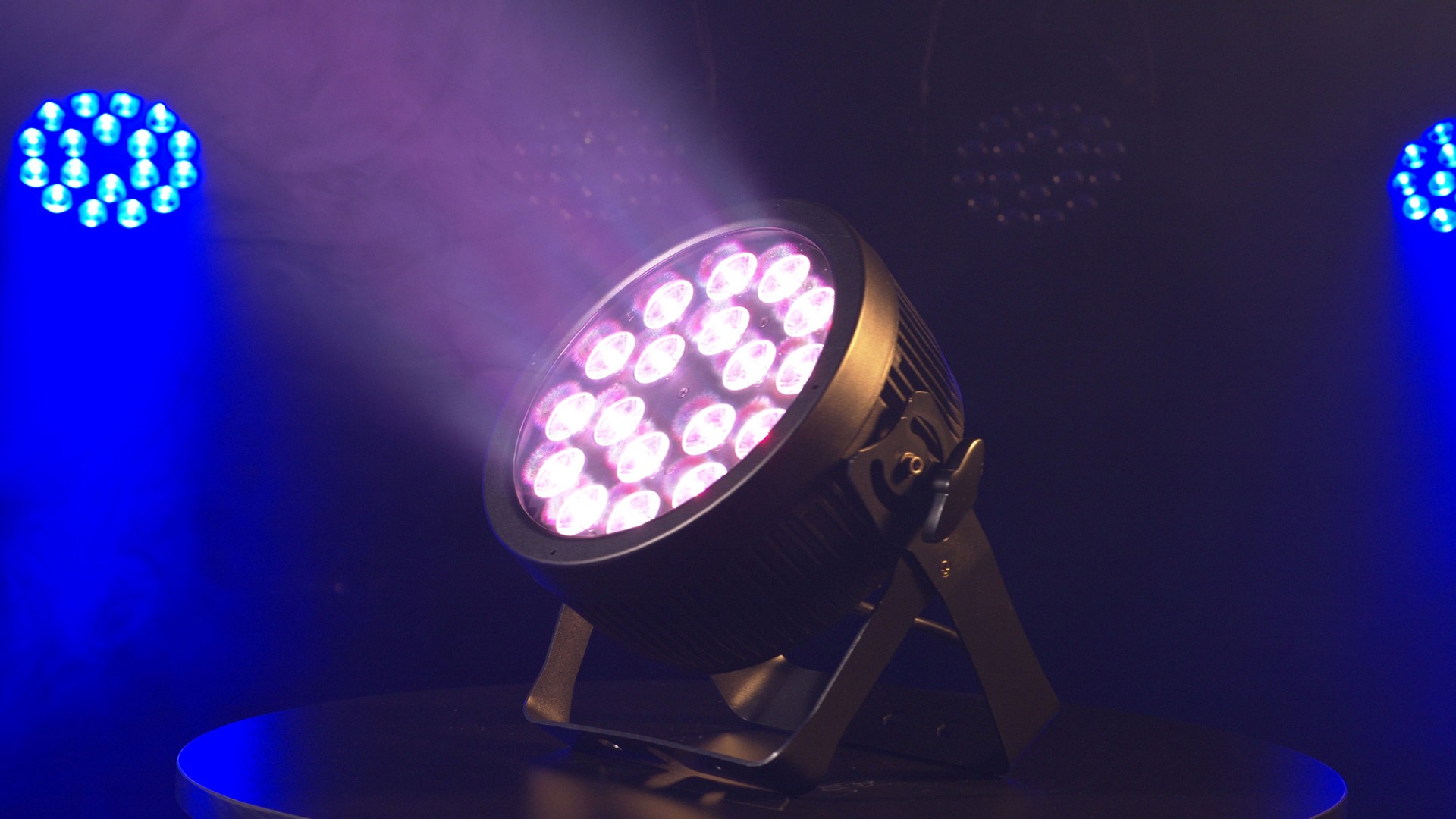 Compact Par 18 Q4 18x 7 W RGBW LED Par - zwart