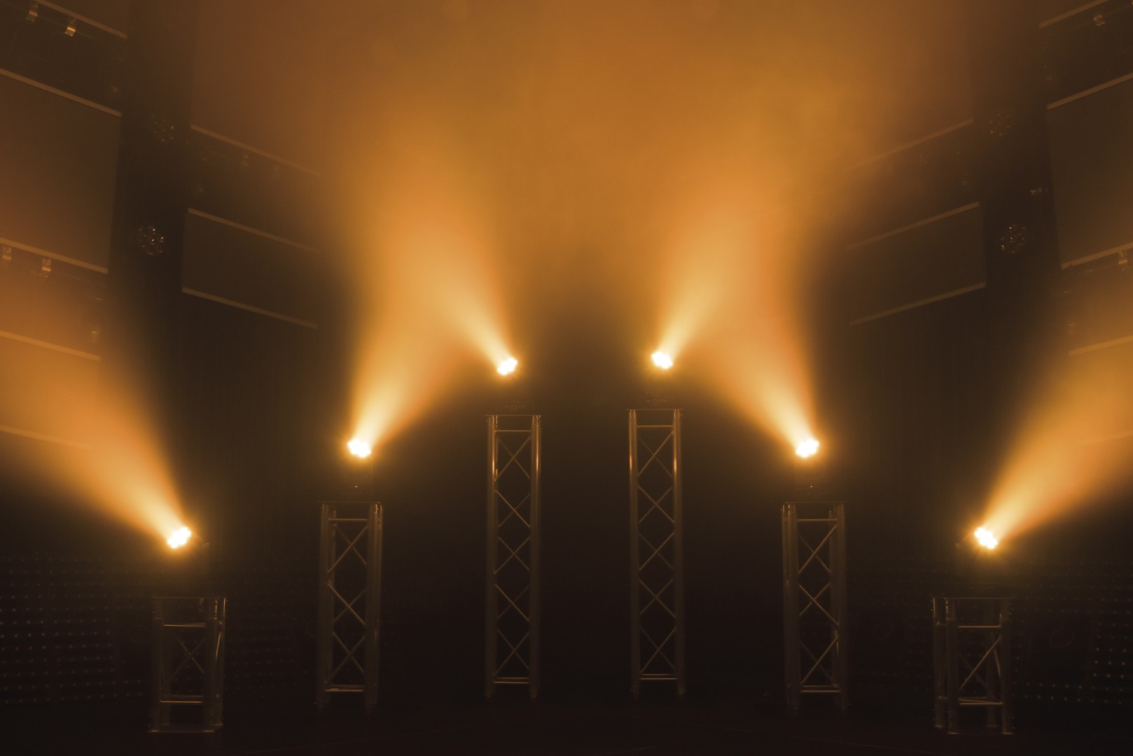 Shark Wash One 7x 12 W RGBWA-UV LED Wash Moving Head