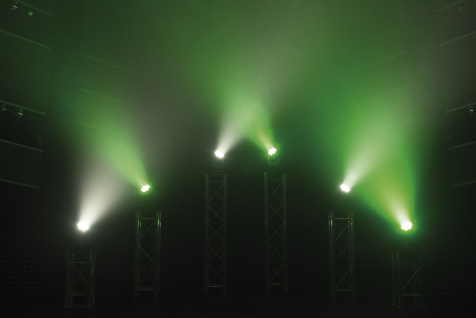 Shark Wash One 7x 12 W RGBWA-UV LED Wash Moving Head