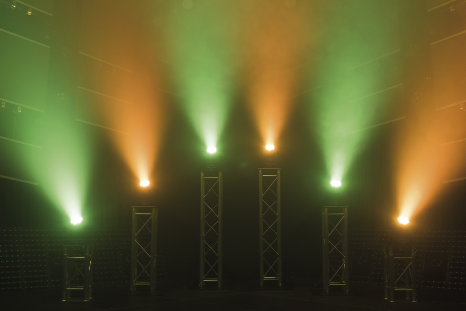 Shark Wash One 7x 12 W RGBWA-UV LED Wash Moving Head