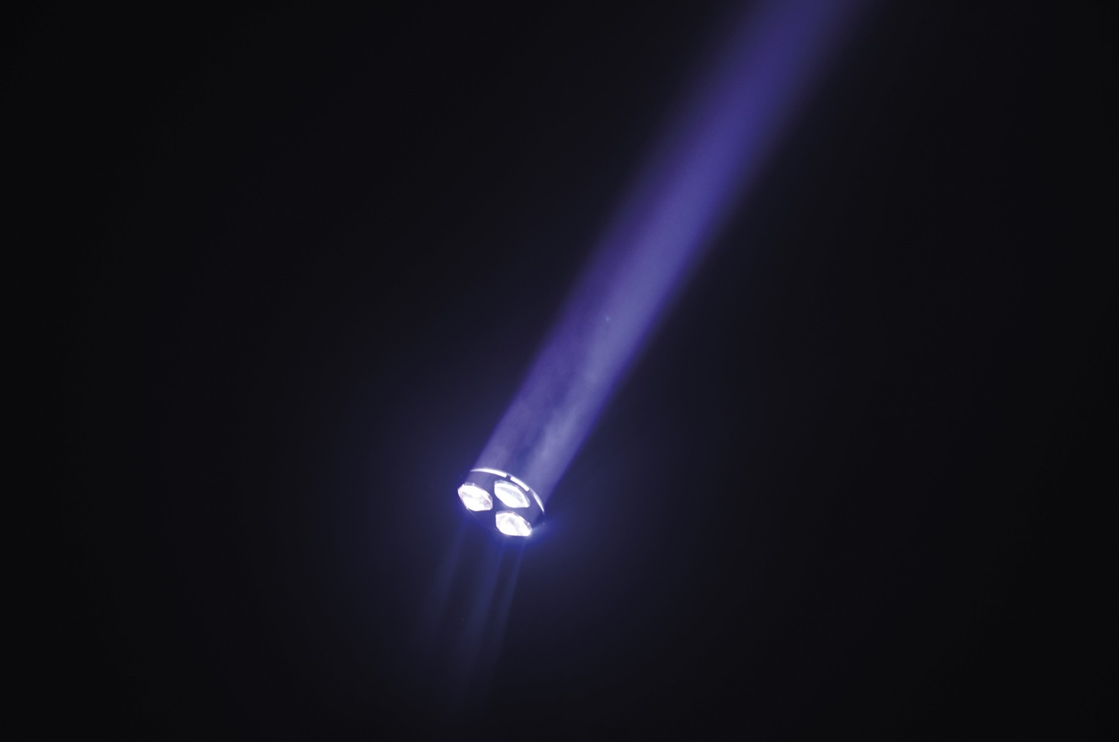 Shark Beam FX One 3x 40 W RGBW 3-in-1 LED Beam Moving Head