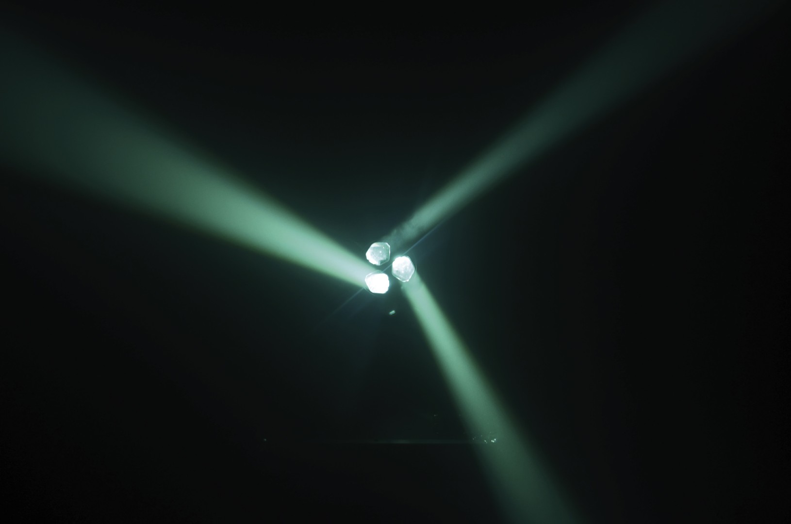 Shark Beam FX One 3x 40 W RGBW 3-in-1 LED Beam Moving Head
