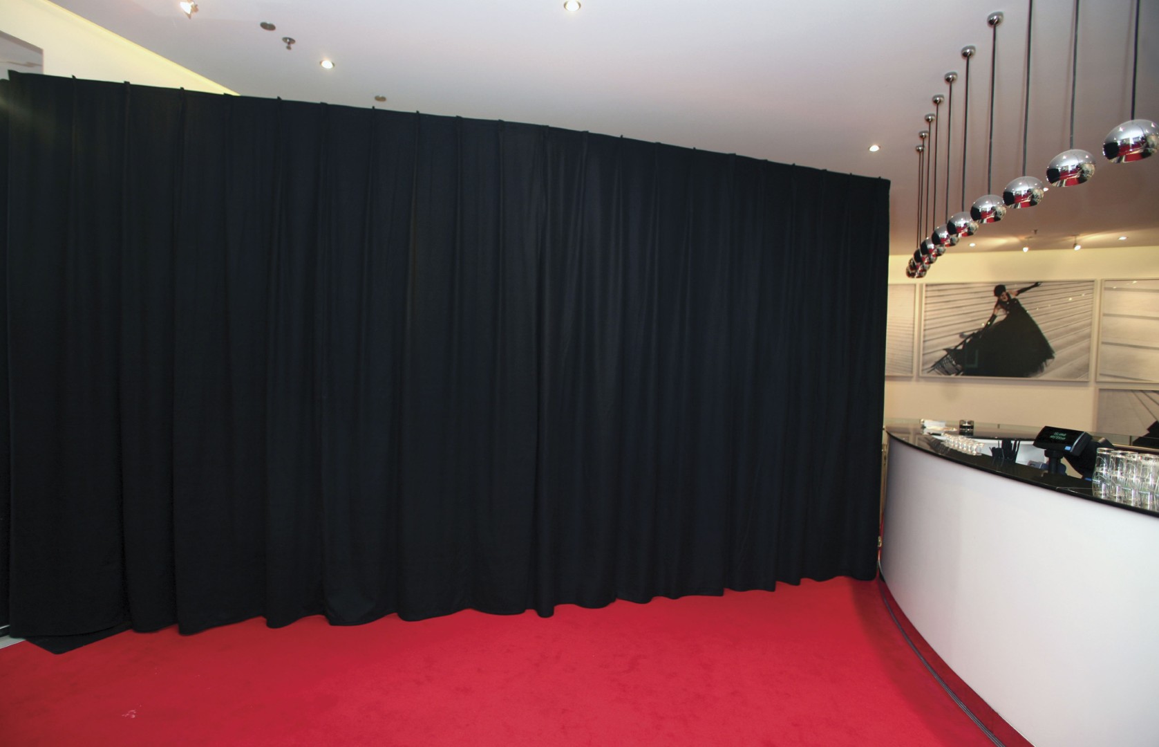 Pipe & Drape Gordijn Molton 300 g/m² | Zwart 330 x 400 cm  hoog Geplooid