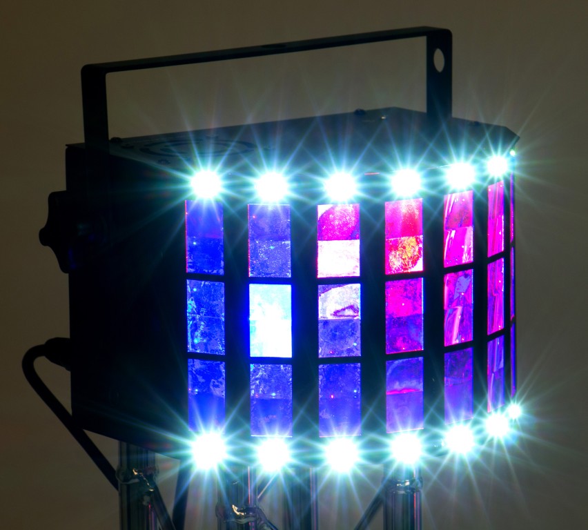 Deze extreem compacte projector is voorzien van 2 verschillende lichteffecten om fantastische lichtshows te creëren - PARTY DERBY