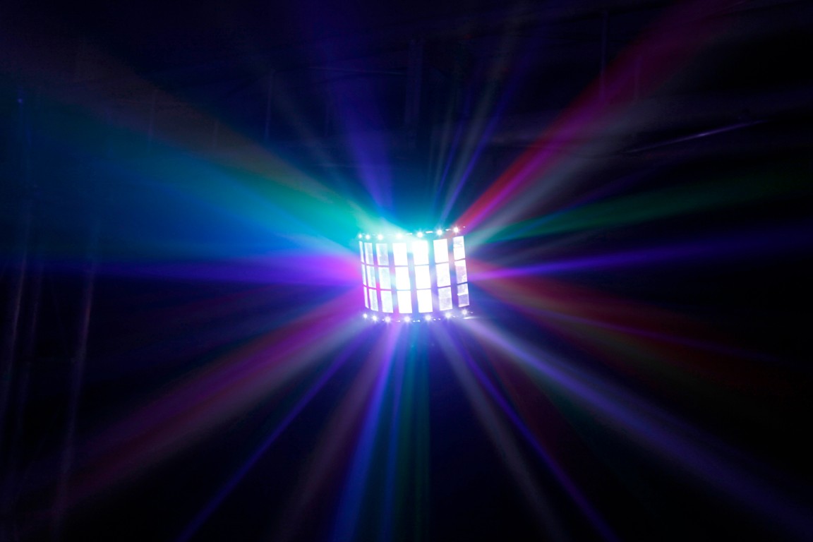 Deze extreem compacte projector is voorzien van 2 verschillende lichteffecten om fantastische lichtshows te creëren - PARTY DERBY