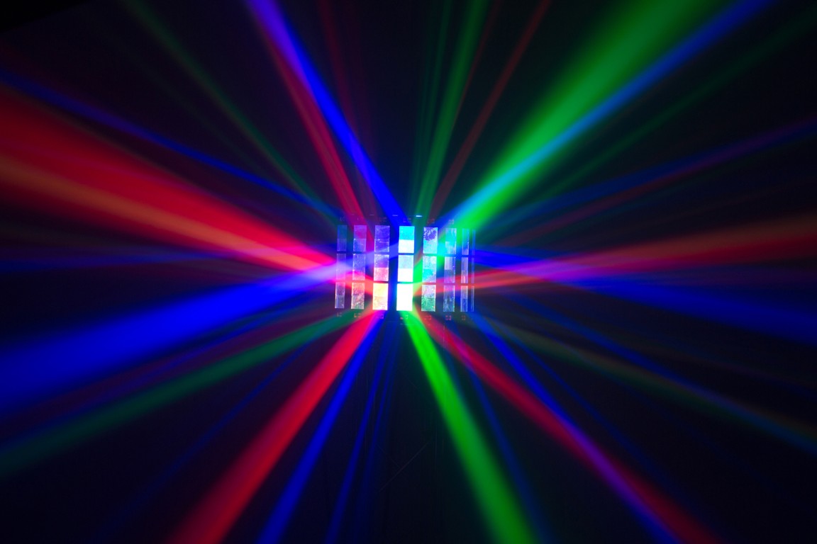 Deze extreem compacte projector is voorzien van 2 verschillende lichteffecten om fantastische lichtshows te creëren - PARTY DERBY