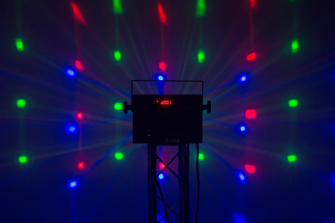 Deze extreem compacte projector is voorzien van 2 verschillende lichteffecten om fantastische lichtshows te creëren - PARTY DERBY