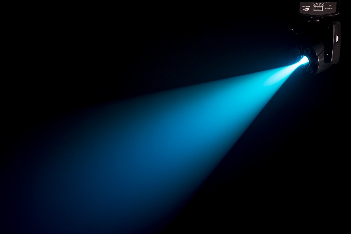 Een compacte LED moving spot (10°-30W-wit) en wash (6 x 8 RGBW) voor DJs en kleinere clubs. Voorbereid voor draadloze DMX: gewoon een optionele WTR-DMX DONGLE inpluggen! - STRIKER