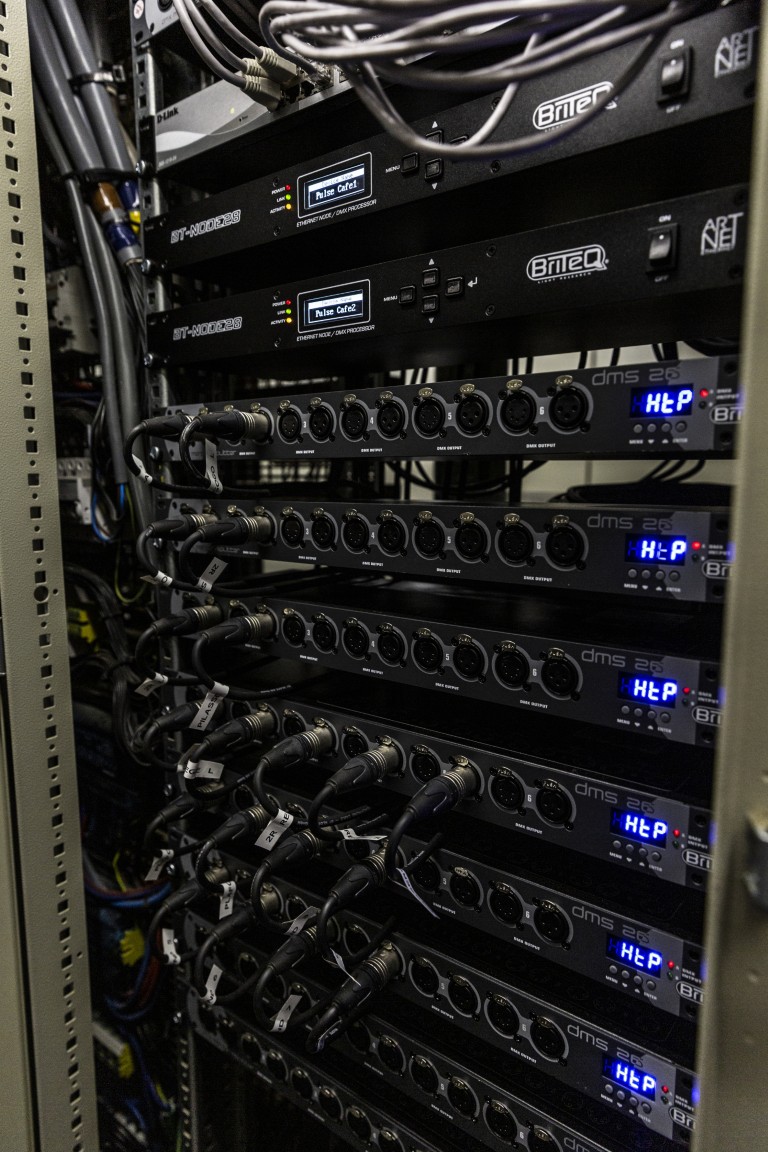 De perfecte all-in-one oplossing om uw DMX installaties te beveiligen: MERGER + SPLITTER + BOOSTER. - DMS-26