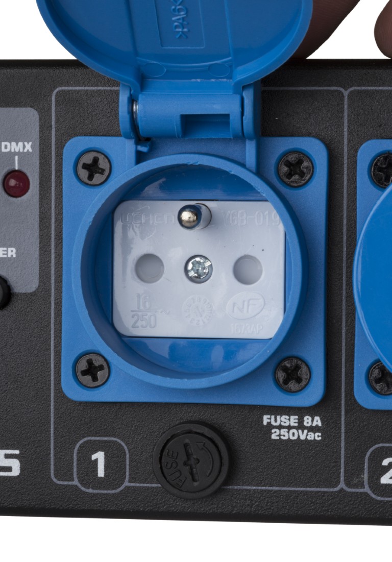 Multifunctionele dimmer/switch pack uitgerust met 4 stoomuitgangen (Franse Schuko). - DSP-4 Mk2 /F