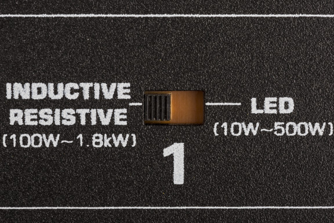 Multifunctionele dimmer/switch pack uitgerust met 4 stoomuitgangen (Franse Schuko). - DSP-4 Mk2 /F
