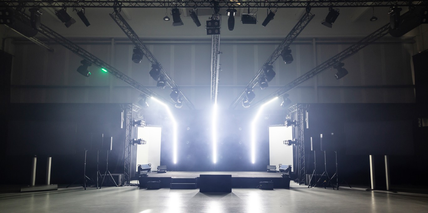 Een uiterst krachtige en veelzijdige hybride LED Pixel mapping bar met 112 superheldere CW LEDs (16 zones) en 672 RGB LEDs (32 zones). Art-Net / sACN besturing: uitstekend voor TV-studio's, concertpodia,... - BTX-LIGHTSTRIKE