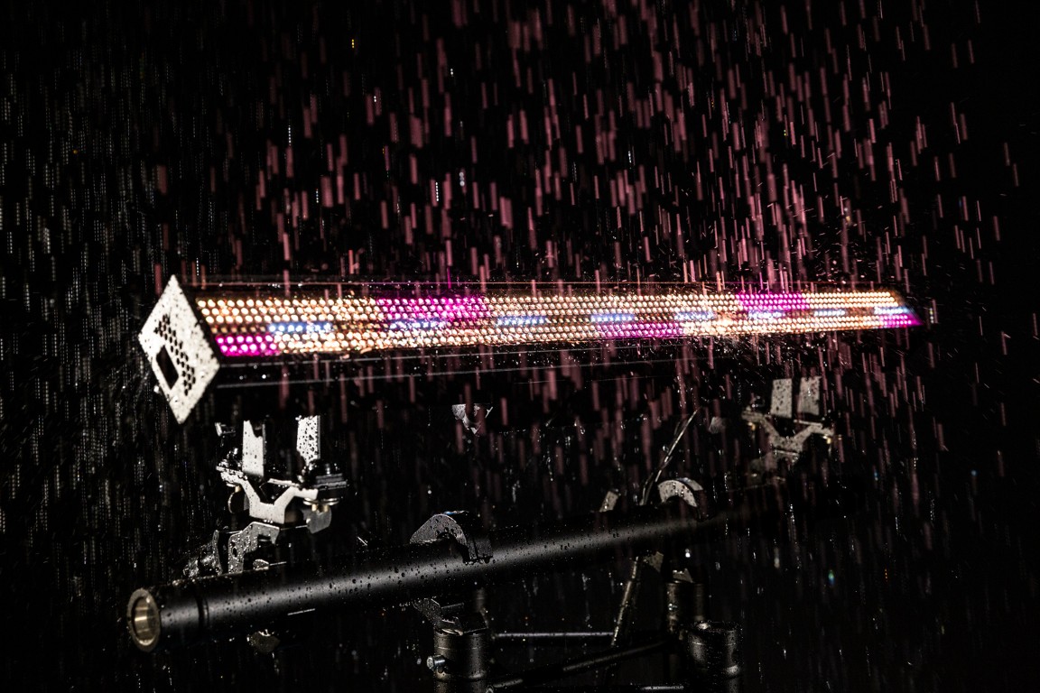 Een uiterst krachtige en veelzijdige hybride OUTDOOR LED Pixel mapping bar met 112 superheldere CW leds (16 zones) en 672 RGB leds (32 zones). Art-Net / sACN besturing: uitstekend voor TV-studio's, concertpodia,... - BTI-LIGHTSTRIKE IP66