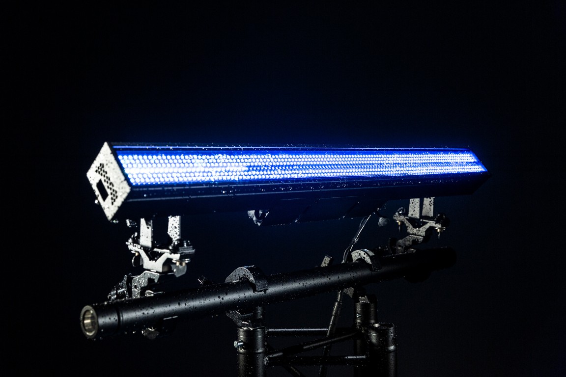 Een uiterst krachtige en veelzijdige hybride OUTDOOR LED Pixel mapping bar met 112 superheldere CW leds (16 zones) en 672 RGB leds (32 zones). Art-Net / sACN besturing: uitstekend voor TV-studio's, concertpodia,... - BTI-LIGHTSTRIKE IP66