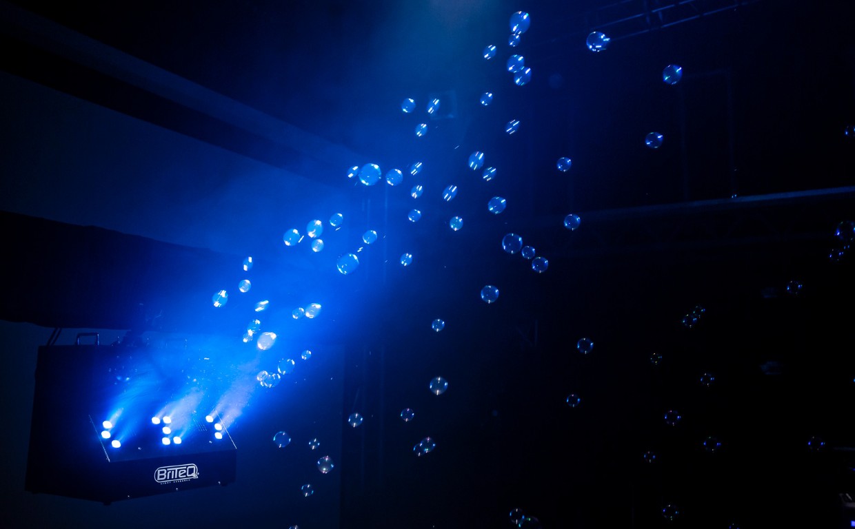 Krachtige bubble- en rookmachine combinatie met 11 stuks 8Watt-RGBA LED's - BT-BUBBLEFOG
