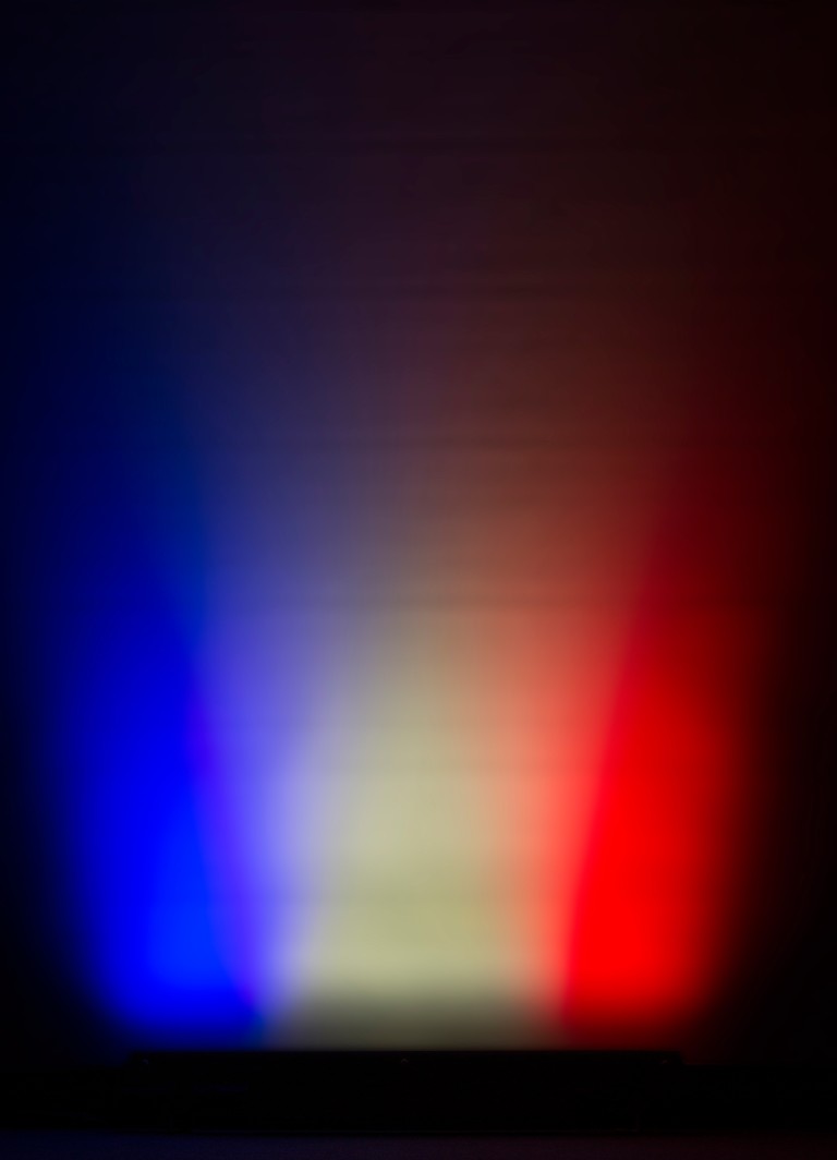 Krachtige indoor led-projector, perfect voor het oplichten van wanden & muren. 96 cm lange behuizing, voorzien van 24 leds en 4 aanstuurbare secties. - LDP-COLORSTRIP 24FC