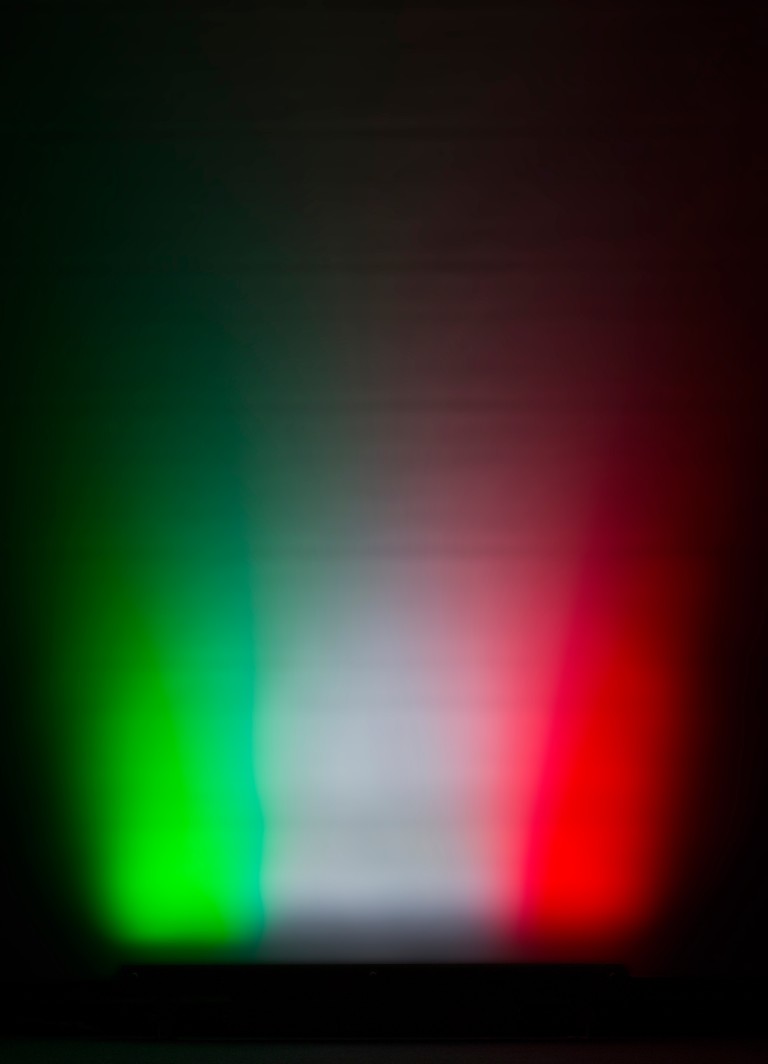 Krachtige indoor led-projector, perfect voor het oplichten van wanden & muren. 96 cm lange behuizing, voorzien van 24 leds en 4 aanstuurbare secties. - LDP-COLORSTRIP 24FC
