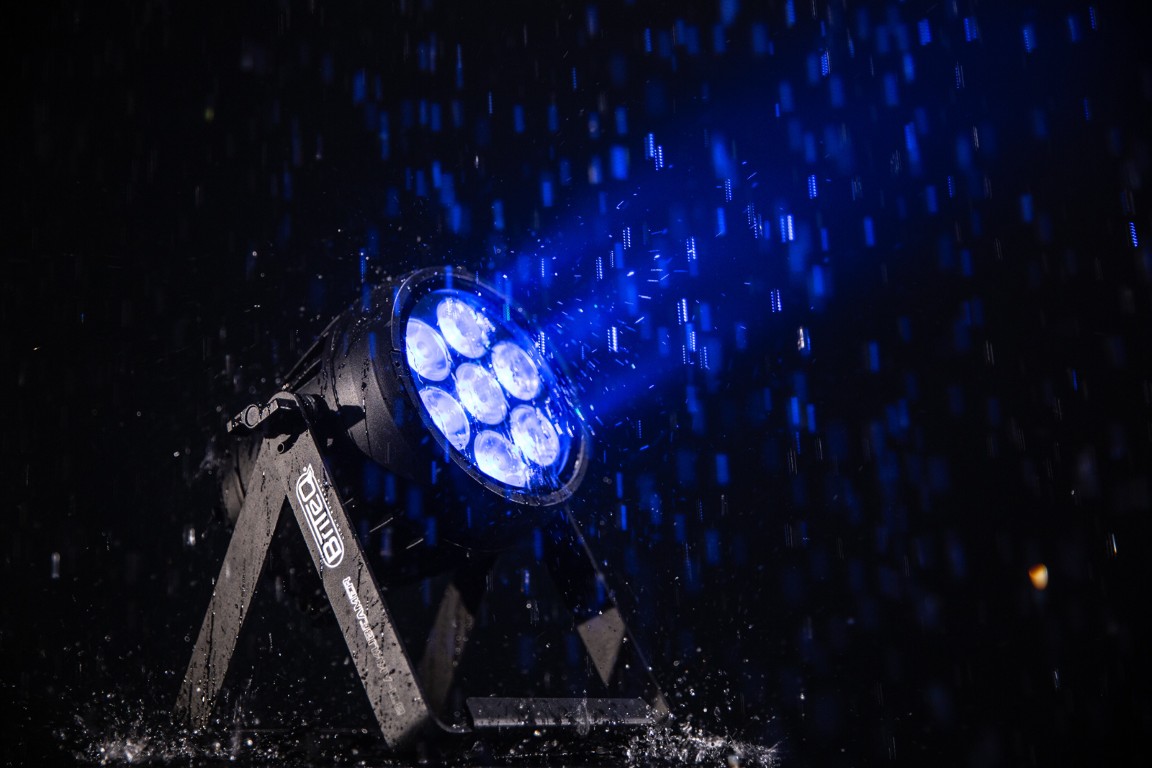 Compacte, krachtige en uiterst veelzijdige batterijgevoede IP65-projector voor buitengebruik, uitgerust met 7x 15W RGBL-LEDs - BTI-AKKUBEAMER