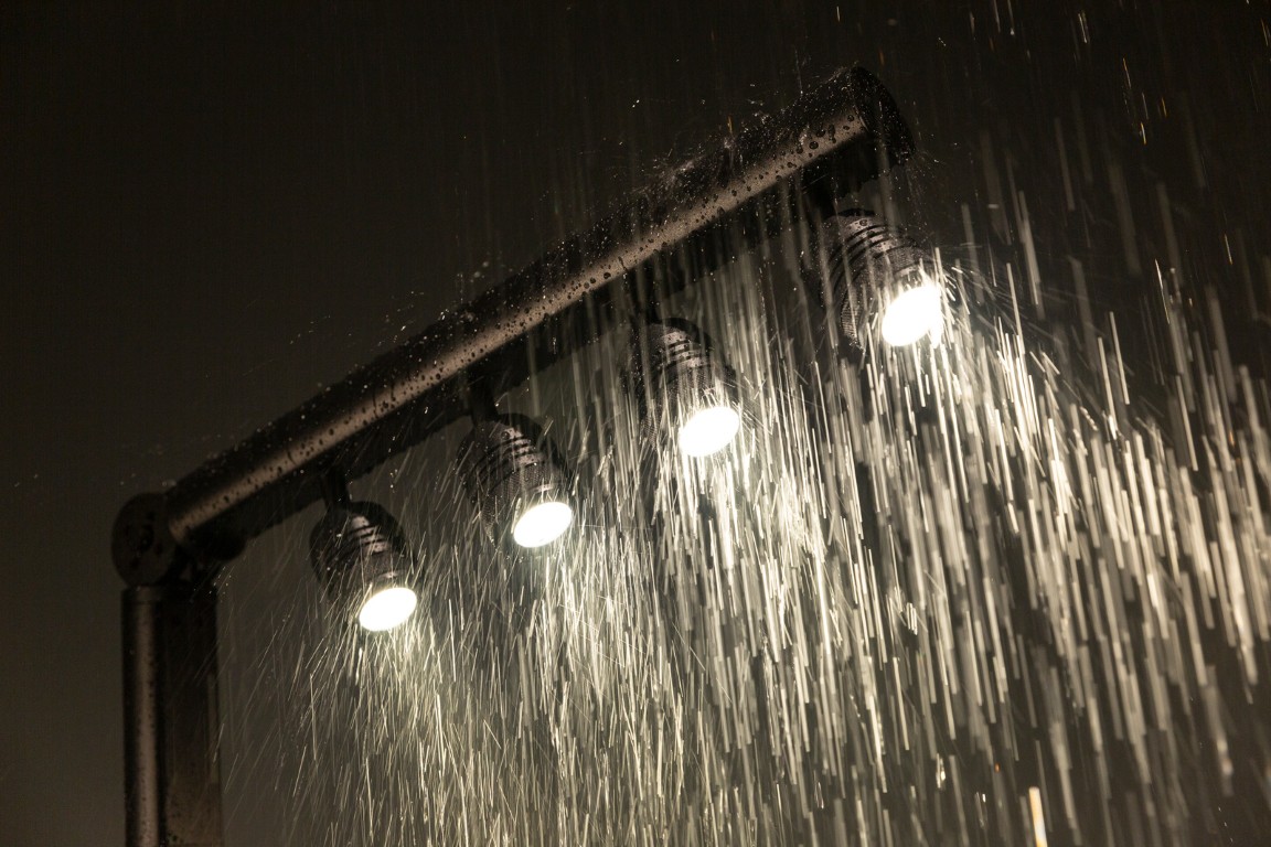 Stijlvolle batterij-gevoede IP64 OUTDOOR 4x 5Watt LED-verlichtingspaal met draadloze DMX, perfect voor het verlichten van tuinfeesten, buffetten, presentatiebalies, enz. - BTI-AKKUPOLE BLACK