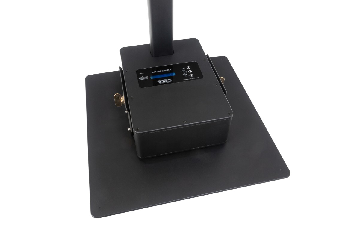 Stijlvolle batterij-gevoede IP64 OUTDOOR 4x 5Watt LED-verlichtingspaal met draadloze DMX, perfect voor het verlichten van tuinfeesten, buffetten, presentatiebalies, enz. - BTI-AKKUPOLE BLACK
