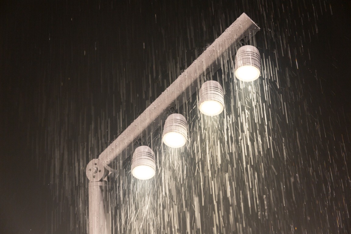 Stijlvolle batterij-gevoede IP64 OUTDOOR 4x 5Watt LED-verlichtingspaal met draadloze DMX, perfect voor het verlichten van tuinfeesten, buffetten, presentatiebalies, enz. - BTI-AKKUPOLE WHITE