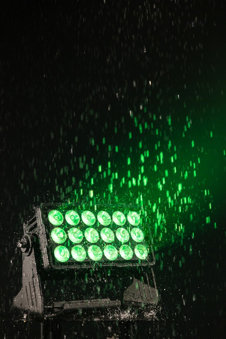 Compacte, krachtige en uiterst veelzijdige batterijgevoede IP65-projector voor buitengebruik, uitgerust met 18x 10W RGBL-LED's - BTI-AKKUCHROMA