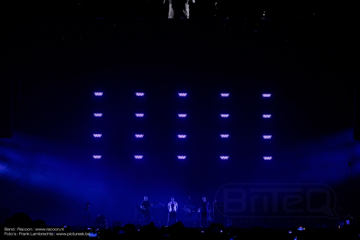 Creëer dynamische 'lichtgordijneffecten' met deze uiterst krachtige podiumprojector, voorzien van 9pcs 60W CW/WW LED's in combinatie met verbluffende RGB-fronteffecten - BT-NONABEAM - BQ1