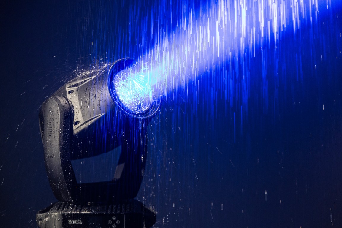 Krachtige IP65 HYBRID 450W LED moving head. Geluidsarme werking: perfect voor zowel binnen als buiten! - BTI-BLIZZARD BSW2