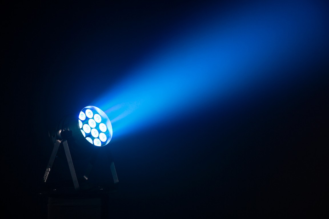 LED projector in een korte PAR64 behuizing 12x20W RGBLA+UV - LED PAR12-6in1