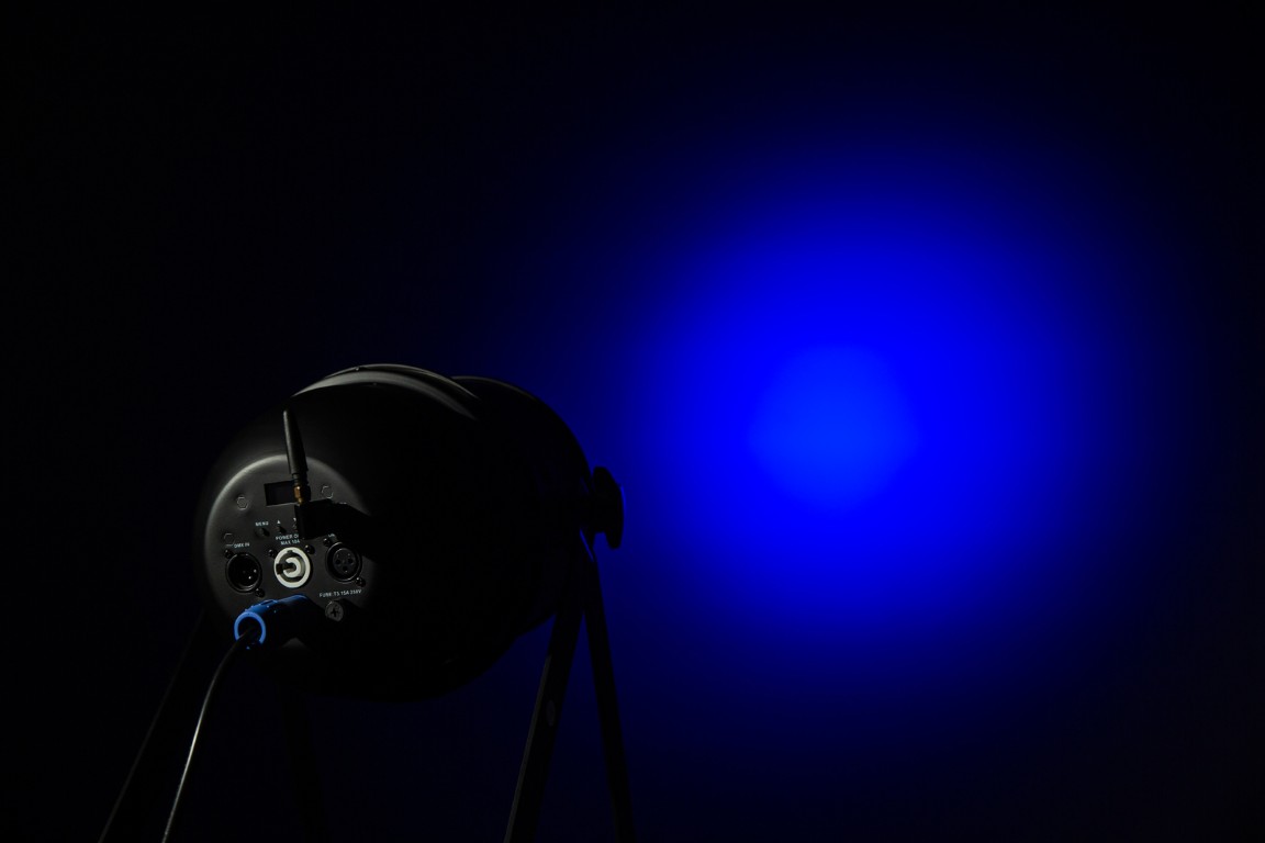 LED projector in een korte PAR64 behuizing 12x20W RGBLA+UV - LED PAR12-6in1