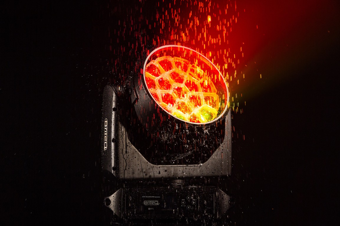 Krachtige en robuuste outdoor moving wash uitgerust met 19x50W RGBL LED's, volledig pixelgestuurd via DMX, Artnet & sACN. Standaard uitgerust met draadloze DMX. Met een verbeterde zoomsnelheid! - BTI-BLIZZARD WASH2s